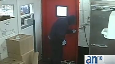 americateve | Prosigue la búsqueda de un ladrón que armado de una pistola irrumpió en un restaurante de comida rápida.