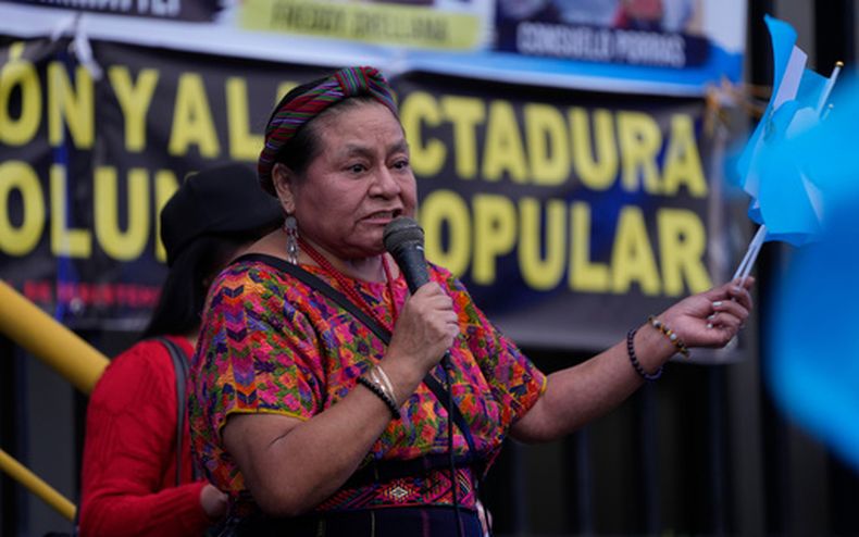 ARCHIVO - La activista de derechos humanos y Premio Nobel de la Paz, Rigoberta Menchú, se dirige a la multitud durante una marcha de pueblos indígenas para exigir la renuncia de la fiscal general de Guatemala, Consuelo Porras, en Ciudad de Guatemala, el lunes 18 de septiembre de 2023. (Foto AP/Moises Castillo, archivo)