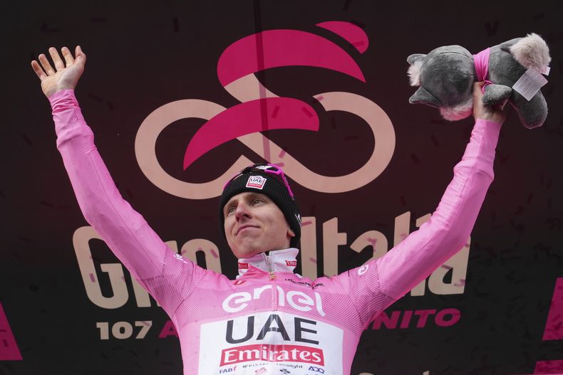 Tadej Pogacar celebra en el podio tras ganar la 15ta etapa del Giro de Italia, el domingo 19 de mayo de 2024 en Livigno. (Gian Mattia DAlberto/LaPresse vía AP)