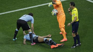 americateve | El jugador de Uruguay, Alvaro Pereira, aparece tendido en el suelo tras recibir un golpe en la cabeza en un partido contra Inglaterra el jueves, 19 de junio de 2014, en Sao Paulo. (AP Photo/Michael Sohn)