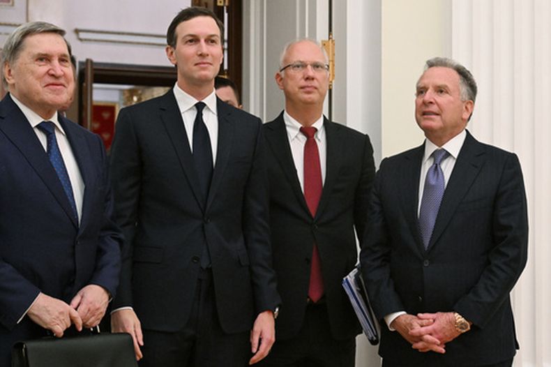 ARCHIVO – El enviado especial estadounidense Steve Witkoff, derecha; el asesor de política exterior de Rusia, Yuri Ushakov, izquierda; Kirill Dmitriev, director general del Fondo de Inversión Directa de Rusia, segundo de derecha a izquierda, y Jared Kushner, yerno del presidente estadounidense Donald Trump, llegan a Moscú el 2 de diciembre de 2025 para reunirse. (Kristina Kormilitsyna, Sputnik, Kremlin foto compartida vía AP, archivo)