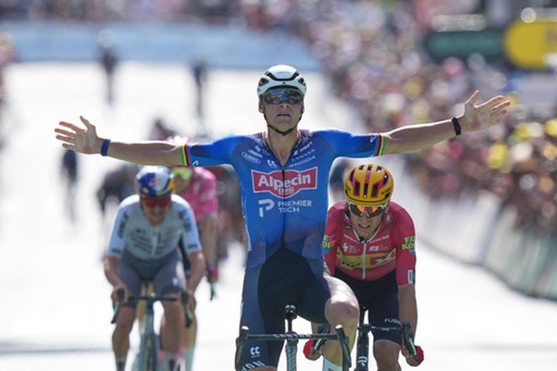 El neerlandés Mathieu van der Poel celebra al cruzar la meta tras ganar la novena etapa del Tour de Francia en Ussel, Francia, el domingo 12 de julio del 2026. (AP Foto/Thibault Camus)