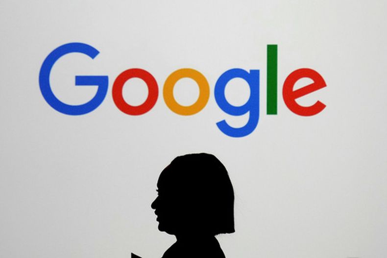 ARCHIVO – Una mujer camina frente a una pantalla gigante con el logotipo de Google en un evento en el Paris Google Lab, al margen de la cumbre AI Action en París, el 9 de febrero de 2025. (AP Foto/Thibault Camus, Archivo)