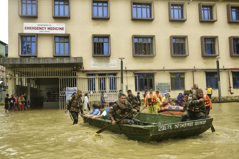 Soldados y rescatistas evacúan a pacientes y personal médico de un hospital inundado por días de lluvias torrenciales monzónicas, en Imfal, en el noreste de India, el 1 de junio de 2025. (AP Foto/Donald Sairem)