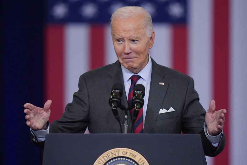 El presidente estadounidense Joe Biden pronuncia un discurso durante un evento en Concord, Nueva Hampshire, el martes 22 de octubre de 2024. (AP Foto/Steven Senne)