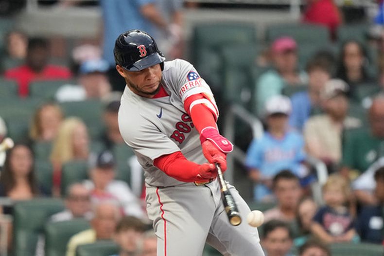 El venezolano Willson Contreras, de los Medias Rojas de Boston, pega un sencillo en el duelo ante los Bravos de Atlanta, el sábado 16 de mayo de 2026 (AP Foto/Brynn Anderson)