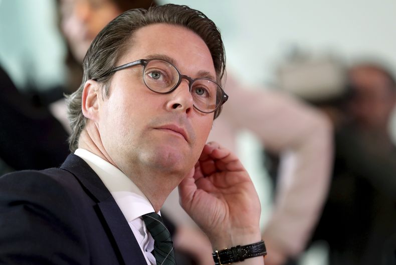 El ministro de Transporte de Alemania, Andreas Scheuer, llega a la reunión semanal del gabinete en la Cancillería en Berlín, Alemania, el 3 de abril de 2019. (Foto AP/Michael Sohn, Archivo)