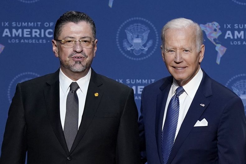 En esta imagen de archivo, el presidente de Estados Unidos, Joe Biden, junto a su homólogo de Costa Rica, Rodrigo Chaves, durante la Cumbre de las Américas, el 8 de junio de 2022, en Los Ángeles. (AP Foto/Evan Vucci, archivo)