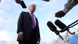 El presidente Donald Trump habla con periodistas antes de abordar el Air Force One en el aeropuerto de Morristown, el domingo 14 de septiembre de 2025, en Morristown, Nueva Jersey (AP Foto/Alex Brandon)