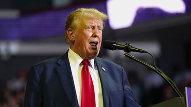 ARCHIVO - El virtual candidato presidencial republicano, el expresidente Donald Trump, habla en un mitin de campaña, el 22 de junio de 2024, en la Universidad de Temple, en Filadelfia. (AP Foto/Chris Szagola, Archivo)