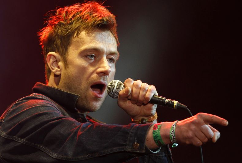 ARCHIVO - Damon Albarn, vocalista principal de la banda británica Blur, se presenta en el festival Vive Latino en la Ciudad de México, el 16 de marzo de 2013. (Foto AP/Marco Ugarte, archivo)