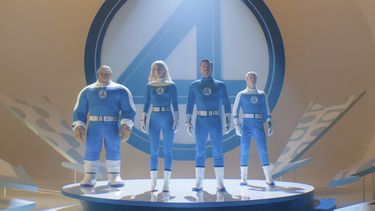 Esta imagen proporcionada por 20th Century Studios/Marvel Studios muestra, de izquierda a derecha, a Ebon Moss-Bachrach como Ben Grimm/La Cosa, Vanessa Kirby como Sue Storm/Mujer Invisible, Pedro Pascal como Reed Richards/Mister Fantástico y Joseph Quinn como Johnny Storm/Antorcha Humana, en una escena de The Fantastic Four: First Steps ( 20th Century Studios/Marvel Studios via AP)
