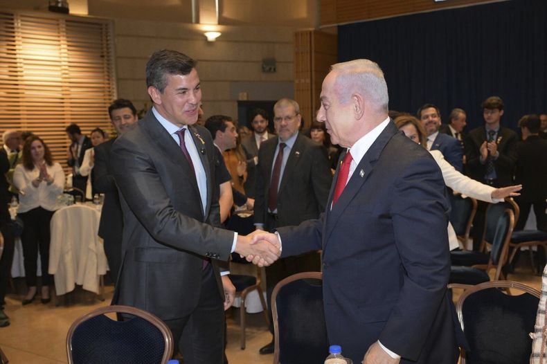 El presidente de Paraguay, Santiago Peña, y el primer ministro israelí, Benjamin Netanyahu, se dan la mano en Jerusalén, el 12 de diciembre de 2024. (Amos Ben-Gershom/GPO vía AP)