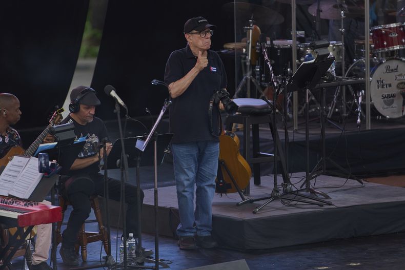 El cantante cubano Silvio Rodríguez se presenta durante el inicio de su gira por cinco países, en La Habana, el viernes 19 de septiembre de 2025. (Foto AP/Ramon Espinosa)