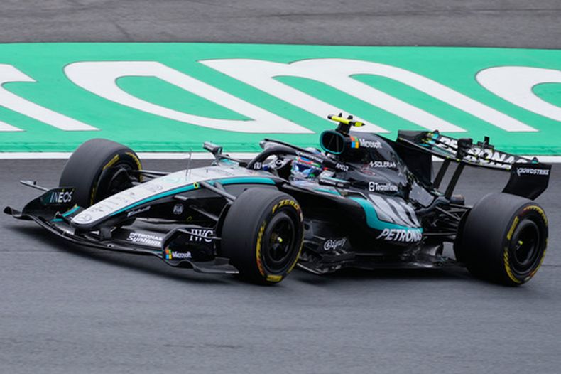 Andrea Kimi Antonelli conduce su Mercedes durante las prácticas del Gran Premio de Holanda de la F1, el viernes 21 de agosto de 2026, en Zandvoort. (AP Foto/Darko Bandic)
