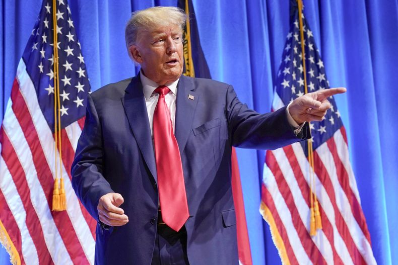 El expresidente Donald Trump gesticula al hablar en la Convención Republicana de Carolina del Norte en Greensboro, Carolina del Norte, 10 de junio de 2023. (AP Foto/Chuck Burton)