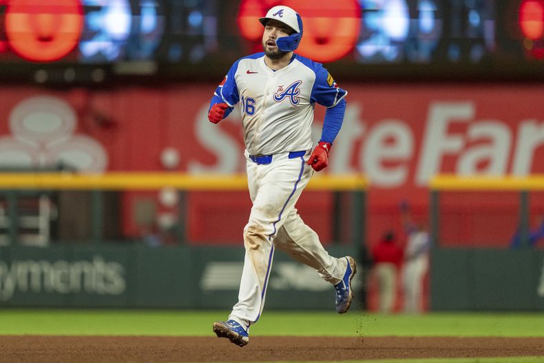 Travis dArnaud, de los Bravos de Atlanta, recorre las bases luego de conseguir un jonrón que significó el triunfo sobre los Reales de Kansas City, el sábado 28 de septiembre de 2024 (AP Foto/Jason Allen)