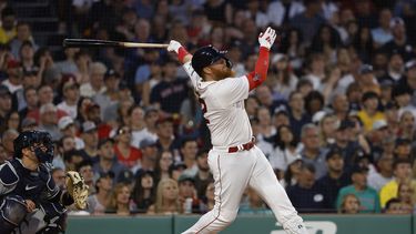 Justin Turner, derecha, de Medias Rojas de Boston, sigue con la mirada su grand slam en contra de los Yanquis de Nueva York durante la tercera entrada del juego de béisbol, el viernes 16 de junio de 2023, en Fenway Park, en Boston. (AP Foto/Winslow Townson)