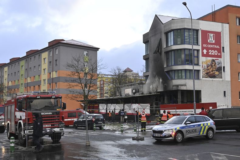 Servicios de emergencias asisten al lugar de un incendio en un restaurante en Most, República Checa, el domingo 12 de enero de 2025. (Ondrej Hajek/CTK via AP)