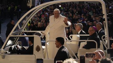 Francisco visita Asti, la ciudad natal de su padre en Italia