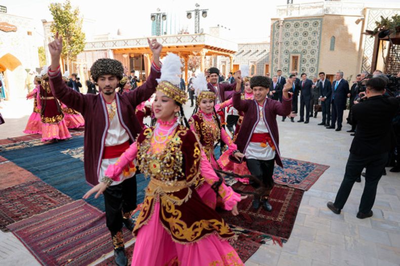 El secretario de Estado de EEUU, Marco Rubio, y los ministros de Exteriores de Kirguistán, Jeenbek Kulubayev; Uzbekistán, Bakhtiyor Saidov, y Kazajistán, Mukhtar Tileuberdi, presencian una presentación cultural en la Ciudad Eterna en Samarcanda, Uzbekistán, el lunes 19 de octubre de 2026. (Foto de Kylie Cooper/Pool vía AP)