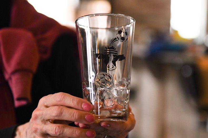 Un vaso coleccionable de la Shatto Milk Companys en su tienda e Osborn, Missouri, el 26 de marzo del 2026. (AP Foto/Nick Ingram)
