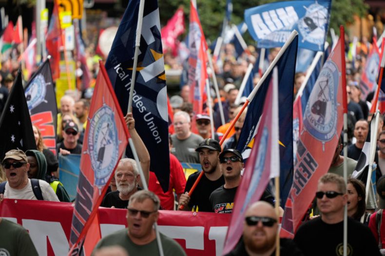 Varias personas participan en una manifestación en el Día Internacional de los Trabajadores, o Primero de Mayo, en Sydney, Australia, el 1 de mayo de 2026. (AP Foto/Rick Rycroft)