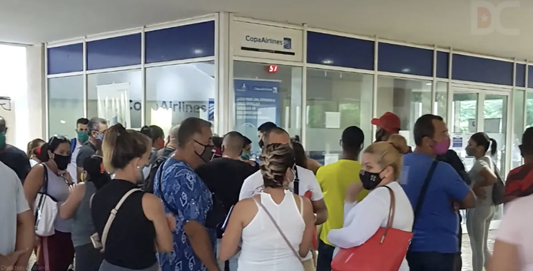 Decenas de cubanos abarrotan las oficinas de Copa Airlines en La Habana para comprar pasajes a Nicaragua
