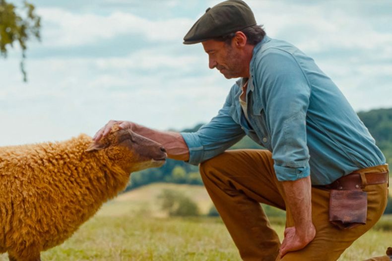 Esta imagen, difundida por Amazon MGM Studios, muestra al personaje de la oveja Lily, con la voz de Julia Louis-Dreyfus, izquierda, junto a Hugh Jackman como George Hardy, en una escena de The Sheep Detectives. (Amazon MGM Studios via AP)