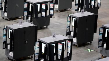 ARCHIVO - Máquinas de votación ocupan en la State Farm Arena durante la votación anticipada en Atlanta, el 12 de octubre de 2020. (AP Foto/Brynn Anderson/Archivo)
