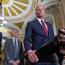 El líder de la mayoría del Senado de Estados Unidos, John Thune, y, de izquierda a derecha, el senador republicano por Missouri Josh Hawley, y el senador republicano por Oklahoma James Lankford, hablan con reporteros después de una reunión a puerta cerrada con otros republicanos, en el Capitolio, en Washington, el martes 2 de junio de 2026. (AP Foto/J. Scott Applewhite)