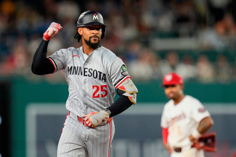 Byron Buxton, de los Mellizos de Minnesota, recorre las bases luego de conectar un jonrón de tres carreras ante los Nacionales de Washington, el martes 5 de mayo de 2026 (AP Photo/Jess Rapfogel)
