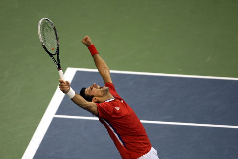 El serbio Novak Djokovic festeja tras ganar un duelo de la Copa Davis frente al checo Tomas Berdych, en Belgrado, el domingo 17 de noviembre de 2013. (AP Foto/ Marko Drobnjakovic)
