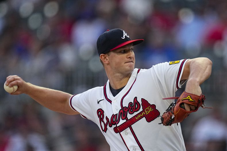 Michael Soroka, de los Bravos de Atlanta, lanza en contra de un bateador de los Cardenales de Arizona, durante la primera entrada del juego de béisbol del martes 5 de septiembre de 2023, en Atlanta. (AP Foto/John Bazemore)