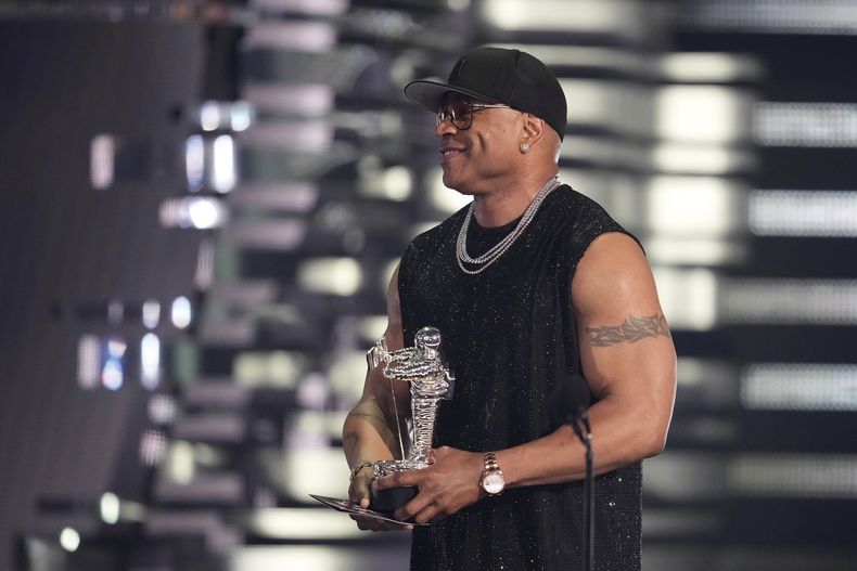 ARCHIVO - LL Cool J presenta el premio al video del año durante los MTV Video Music Awards, el 12 de septiembre de 2023, en el Prudential Center en Newark, Nueva Jersey. (Foto Charles Sykes/Invision/AP, archivo)