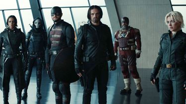 Esta imagen publicada por Marvel Studios muestra, de izquierda a derecha, Hannah John-Kamen, Olga Kurylenko, Wyatt Russell, Sebastian Stan, David Harbour y Florence Pugh en una escena de Thunderbolts. (Disney-Marvel Studios vía AP)