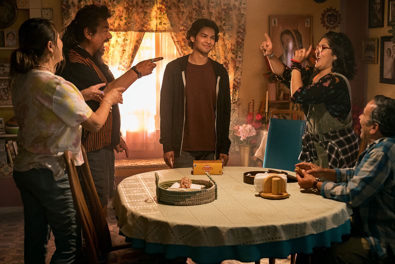 En esta imagen proporcionada por Warner Bros. Pictures, de izquierda a derecha, Elipidia Carrillo, George López, Xolo Maridueña, Belissa Escobedo y Damián Alcázar en una escena de Blue Beetle. (Warner Bros. Pictures vía AP)