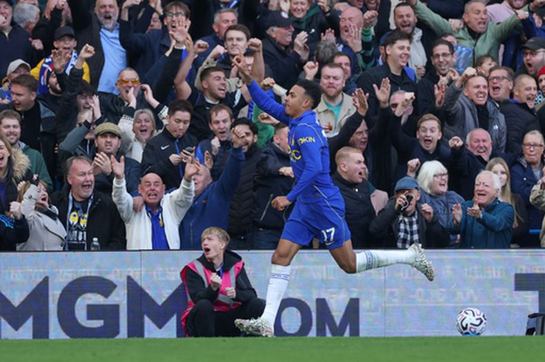 Morgan Rogers del Chelsea celebra tras anotar en el encuentro ante el Manchester United en la Liga Premier el sábado 31 de octubre del 2026. (AP Foto/Ian Walton)