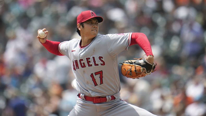 Shohei Ohtani de los Angelinos de Los Ángeles lanza contra los Tigres de Detroit, el jueves 27 de julio de 2023, en Detroit. (AP Foto/Paul Sancya)