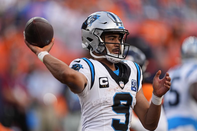 El quarterback de los Panthers de Carolina Bryce Young observa antes de lanzar el balón en el encuentro ante los Broncos de Denver el sábado 27 de octubre del 2024. (AP Foto/David Zalubowski)