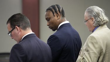 El exjugador de los Raiders de Las Vegas, Henry Ruggs (centro), comparece en una corte el miércoles 10 de mayo de 2023 (AP Foto/John Locher)