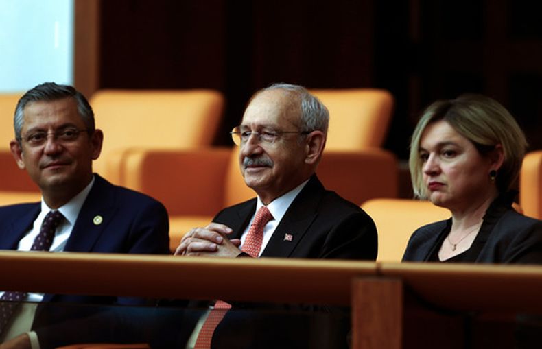 El líder del partido turco CHP y candidato presidencial de la Alianza Nacional, Kemal Kilicdaroglu (centro) junto con legisladores elegidos a la Asamblea Nacional de Turquía, en Ankara, el 2 de junio del 2023. (AP foto/Ali Unal)