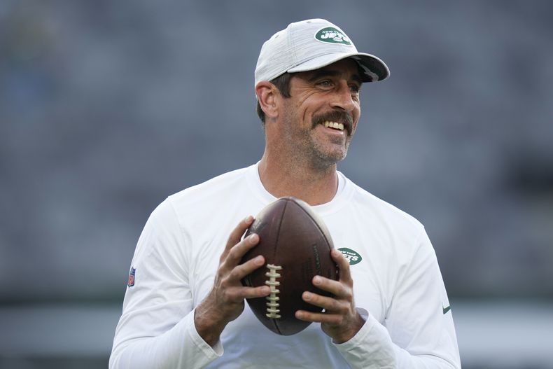 Aaron Rodgers, quarterback de los Jets de Nueva York, durante el calentamiento previo a un partido de pretemporada contra los Buccaneers de Tampa Bay, el sábado 19 de agosto de 2023 en East Rutherford, Nueva Jersey. (AP Foto/Seth Wenig)