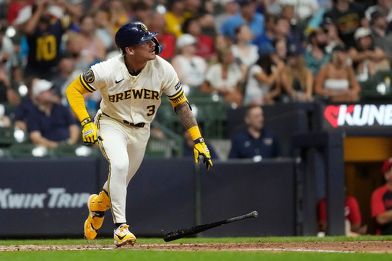 Joey Ortiz, de los Cerveceros de Milwaukee, observa el vuelo de su jonrón de dos carreras durante la octava entrada del juego de béisbol de Grandes Ligas contra los Rojos de Cincinnati, el lunes 29 de junio de 2026, en Milwaukee. (AP Foto/Aaron Gash)