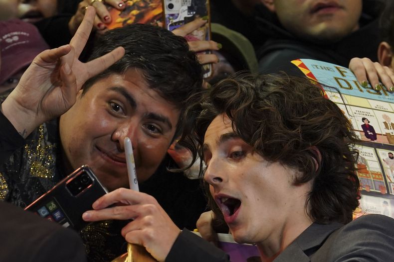 El actor Timothee Chalamet posa para una selfie en la alfombra roja de la película Dune: Part Two, en la Ciudad de México el martes 6 de febrero de 2024. (Foto AP/Marco Ugarte)