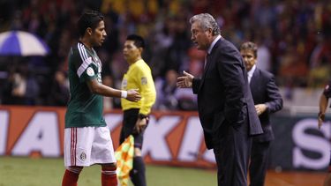 americateve | En esta fotograf&iacute;a del martes 15 de octubre de 2015, el t&eacute;cnico mexicano V&iacute;ctor Manuel Vucetich habla con el jugador Javier Aquino, durante un partido de la eliminatoria mundialista contra Costa Rica, en San Jos&eacute;. El jueves 17,