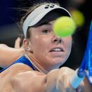 Linda Noskova devuelve de revés ante Katie Boulter en los cuartos de final de la Copa Billie Jean King, el martes 22 de septiembre de 2026, en Shenzhen, China. (AP Foto/Andy Wong)