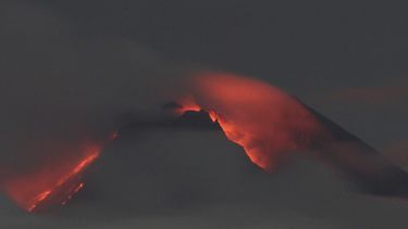indonesia: el monte merapi expulsa ceniza y lava