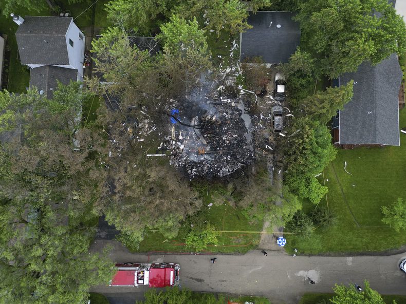 El lugar de una explosión en una casa en Lake Zurich, Illinois, el 5 de junio del 2024. (Stacey Wescott/Chicago Tribune via AP)