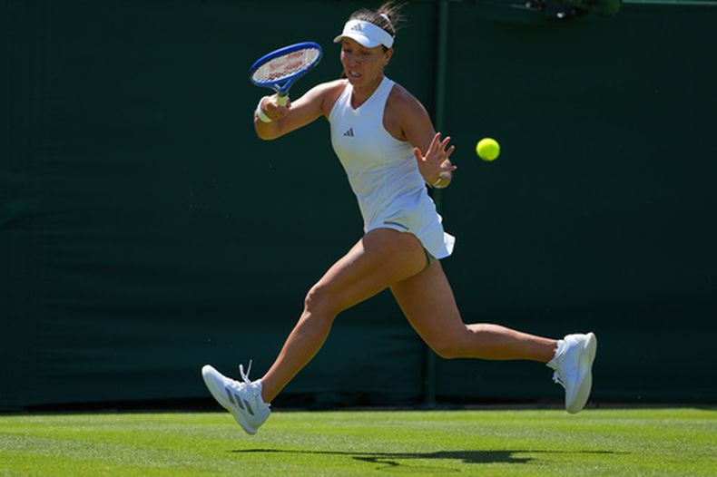 La estadounidense Jessica Pegula regresa el golpe de la checa Darja Vidmanova en el encuentro de primera ronda de Wimbledon el lunes 29 de junio del 2026. (AP Foto/Kirsty Wigglesworth)